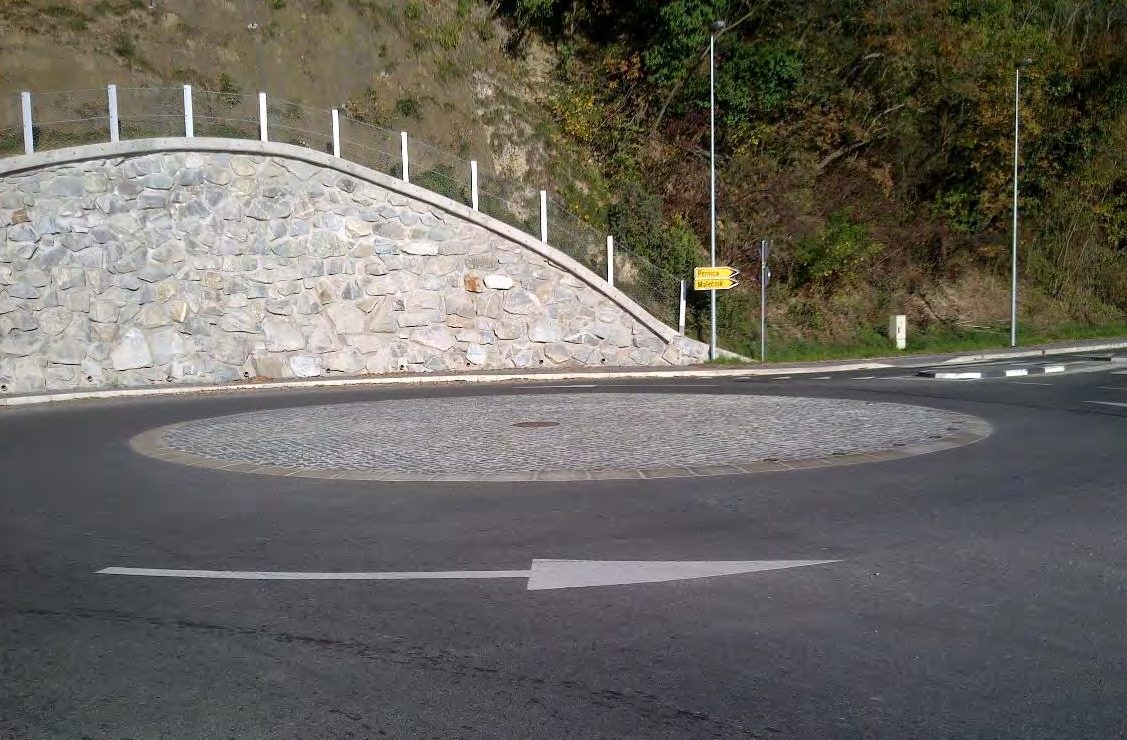 Slika 3: Mini krožno križišče Meljske ceste in Malečniškega mosta