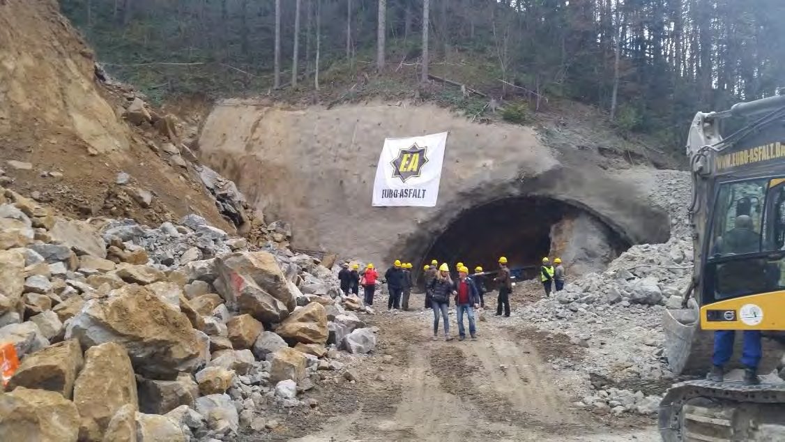 Slika 7: Strokovna ekskurzija članov društva DCM na gradbišče predora Log
