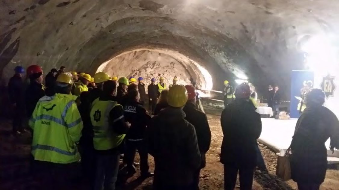 Slika 8: Slovesnost ob preboju predora Log