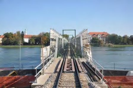 Slika 7: Izvedba rekonstrukcije mostu (levo) in modernizirana železniška postaja Ptuj (desno)