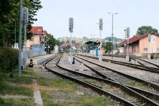 Slika 7: Izvedba rekonstrukcije mostu (levo) in modernizirana železniška postaja Ptuj (desno)